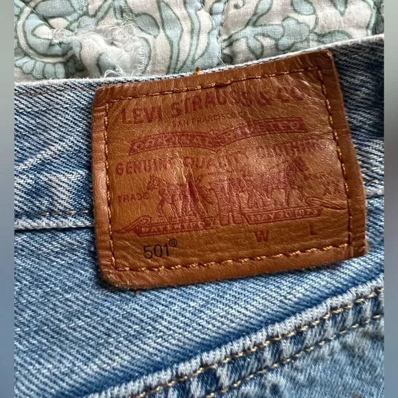 Levi’s 501 jeans with raw hem button fly in light wash - Picture 8 of 14